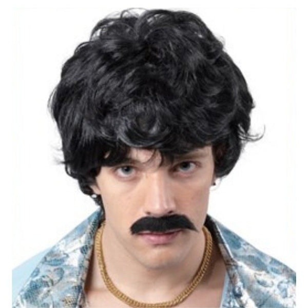 Short black retro wig with soft wave and fringe – ideal for 70s or 80s costumes