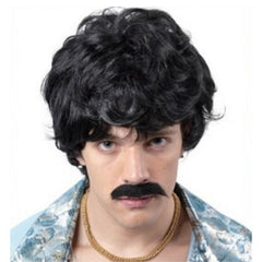 Short black retro wig with soft wave and fringe – ideal for 70s or 80s costumes