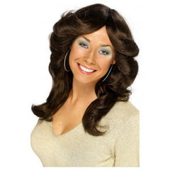 Brown 70s-style flick wig with feathered layers and full fringe, ideal for disco or retro-themed costume parties
